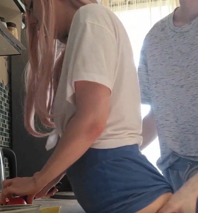 STEP SIS GETS UNEXPECTED ANAL FUCK IN THE KITCHEN! FullHD - EstieKay (2020)