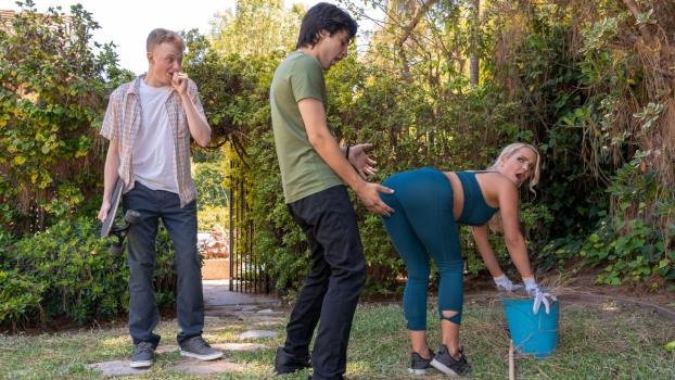 Lil Humper Gang Finds A MILF To Fuck FullHD - Slimthick Vic (2022)